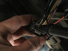 长安充电器插头拔除方法？